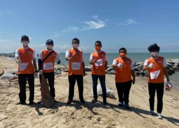 ADLY Zahari (tiga dari kiri) ketika menghadiri Program Pembersihan Pantai Puteri, Tanjong Kling, Melaka.