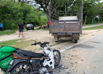 KEADAAN motosikal seorang penunggang p-hailing selepas merempuh belakang sebuah lori di Jalan Desa Pinggiran Putra, berhampiran Putrajaya. - IHSAN IPD SEPANG