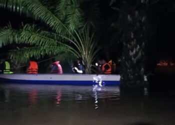 ANGGOTA bomba dan penduduk kampung melakukan operasi mencari kanak-kanak 10 tahun yang dipercayai lemas di Kampung Sri Makmur di Pekan, Pahang.