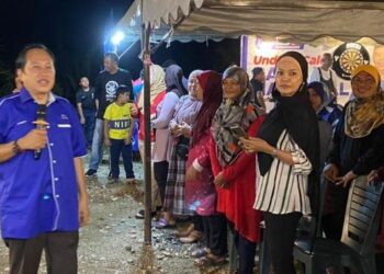 AHMAD Maslan ketika berceramah di Pianggu di Rompin, Pahang.