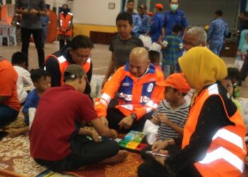ARMIZAN Mohd. Ali turut bermain congkak ketika menyantuni mangsa banjir di PPS Sekolah Menengah Kebangsaan (SMK) Seri Semantan, Mentakab, Temerloh, Pahang. - FOTO/SALEHUDIN MAT RASAD