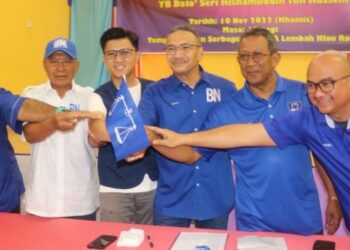 HISHAMMUDDIN Tun Hussein (tiga dari kanan) bersama calon BN bagi kerusi Parlimen dan DUN Raub pada majlis mesra rakyat bersama Menteri Pertahanan di Dewan Serbaguna Felda Lembah Klau, Raub, Pahang. - FOTO/ SALEHUDIN MAT RASAD