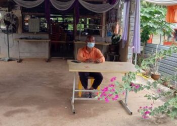 MOHD. SIMIN Abdullah termenung memikirkan masa depan kedai jualan makanan asam rong ikan sungai yang belum beroperasi di Felda Kota Gelanggi Dua, Jerantut, Pahang. - UTUSAN/HARIS FADILAH AHMAD