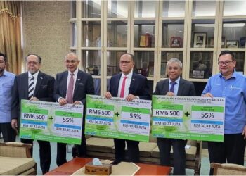 WAN ROSDY Wan Ismail (empat dari kanan) mengumumkan Dividen Kosma Tahun 2022 sebanyak 55 peratus di Kuantan, Pahang.