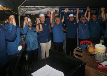 MUHYIDDIN Yassin (tengah) bersama-sama calon PN bagi kawasan Parlimen dan Dewan Undangan Negeri (DUN) Paya Besar pada Majlis Ramah Mesra dan lawatan ke Gugusan Lepar Hilir di Felda Lepar Hilir 3, Kuantan, Pahang. - FOTO/DIANA SURYA ABD. WAHAB