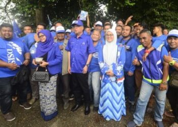 ISMAIL Sabri Yaakob (tengah) hadir pada majlis ramah mesra bersama penduduk Kampung Batu Bor di Dewan Belia Batu Bor, Bera, Pahang. - FOTO/SHAIKH AHMAD RAZIF