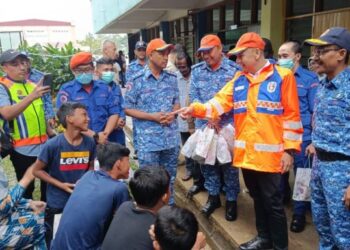 ARMIZAN Mohd. Ali (dua dari kanan) beramah mesra dengan mangsa banjir yang ditempatkan di PPS SMK Seri Semantan Mentakab di Temerloh, Pahang.