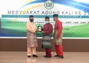 ABDUL Fattah Abdullah (kiri) menerima cenderahati selepas selesai merasmikan Mesyuarat Agong Koperasi Pembangunan Daerah Kuantan, di Kompleks Dagangan Mahkota di Kuantan, Pahang. - FOTO/DIANA SURYA ABD. WAHAB