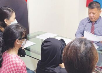 MADAM Tan bersama anak-anak mereka dipercayai berdepan masalah pedofilia alam maya di Pejabat Khidmat Masyarakat ADUN Teruntum di Jalan Berserah, Kuantan. – UTUSAN/DIANA SURYA ABD. WAHAB