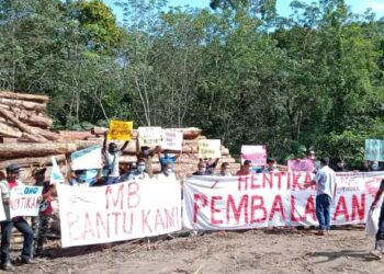 SEBAHAGIAN  penduduk membantah aktiviti pembalakan di Sungai Gapoi di Bentong, Pahang, baru-baru ini.