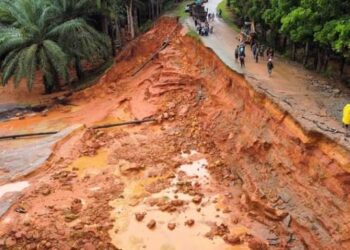 KEADAAN runtuhan tebing sehingga separuh jalan di kawasan laluan antara Felda Lepar Utara ke Kota Gelanggi di Jerantut, Pahang pada 20 Disember 2021. - FOTO IHSAN PENDUDUK FELDA LEPAR UTARA