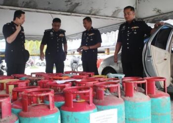WAN Mohd. Zahari Wan Busu (dua dari kanan) menunjukkan tong gas yang dirampas daripada ketiga-tiga suspek 'Geng Tong Gas' yang giat menjalankan kegiatan mencuri tong gas sekitar Kuantan di Kuantan, Pahang. - FOTO/SHAIKH AHMAD RAZIF