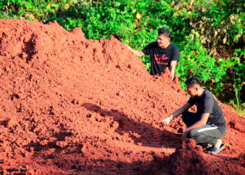 KAdam Awang Teh, 53, dan Saiful Salim, 31, menunjukkan kawasan ladang peneroka yang dikorek oleh pengusaha bauksit dan ditinggalkan begitu sahaja tanpa dikambus dan mengundang bahaya kepada penduduk di Bukit Goh, Kuantan pada 5 Mac 2021.

FOTO : UTUSAN / Ajie Mustafa.