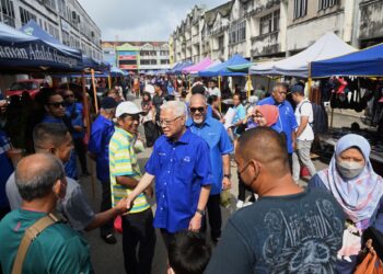 REKOD baik Ismail Sabri Yaakob (tengah) sebagai ketua eksekutif kerajaan dan pengumuman beliau sebagai calon Perdana Menteri UMNO dan BN menjadikan peluang parti itu untuk memenangi PRU15 kelihatan lebih cerah. – IHSAN PMO