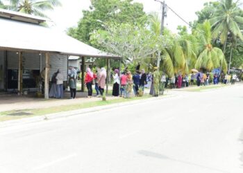 Keadaan di jalan pantai Cherating, Kuantan, kelihatan pelanggan Cafe Marion beratur panjang sedari pukul 11.00 pagi untuk mendapatkan menu istimewa di cafe tersebut.- UTUSAN/ SHAIKH AHMAD RAZIF