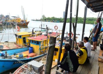 MERENUNG NASIB... Begitulah kehidupan nelayan khususnya C2 yang perlu berbelanja besar sehingga RM300,000 menyelenggara bot dan membaiki pukat yang rosak dan reput kerana dua tahun tidak ke laut akibat Covid-19.