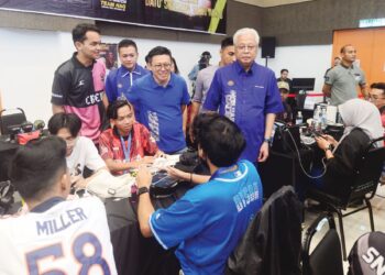 ISMAIL Sabri Yaakob (tengah) beramah mesra dengan peserta pertandingan e-Sukan pada Karnival Keluarga Malaysia Anak Muda Gegor Bera di Dewan Konvensyen Majlis Daerah Bera di Bera, Pahang, semalam. – mingguan/SHAIKH AHMAD RAZIF