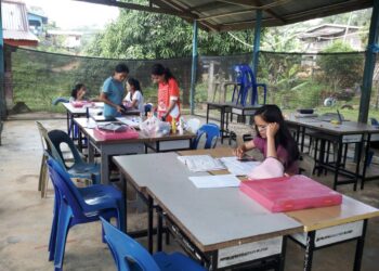 PELAJAR sedang mengikuti kelas pendidikan khas oleh Zulhelmi Alidaniah di Kampung Kawiyan