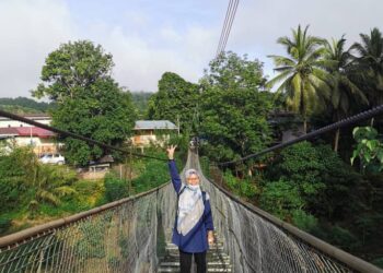 NOOR Azizah sanggup melalui jambatan gantung di Kampung Karagasan ketika sarat mengandung  demi mengajar calon SPM.