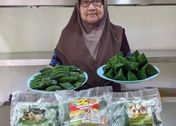Pengusaha Rosso Food Enterprise, Manah Mustafa, mengusahakan kuih kelupis dan kuih chang sejuk beku.