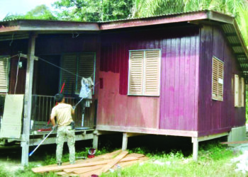 TUGASAN mengecat rumah penduduk antara kerja yang dilaksanakan anggota RAJD.