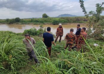 ANGGOTA bomba sedang menjalankan operasi mencari dan menyelamat kanak-kanak lelaki yang dikhuatiri lemas di Sungai Korok, Jitra di Kubang Pasu