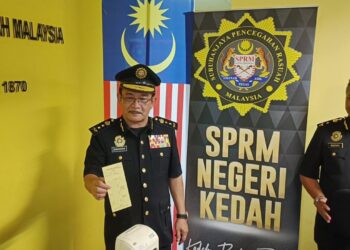 SHAHAROM Nizam Abd. Manap (kiri) pada hari terakhir perkhidmatannya sebelum bersara sebagai Pengarah SPRM Kedah di Alor Setar.