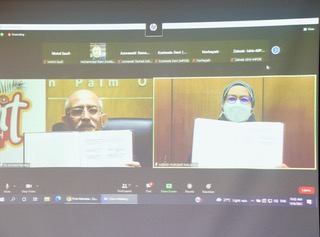DR. Ahmad Parveez Ghulam Kadir (kiri) dan Dr. Siti A’iasah Hashim menunjukkan dokumen memorandum persefahaman yang ditandatangani membabitkan kerjasama antara MPOB dan Agensi Nuklear.