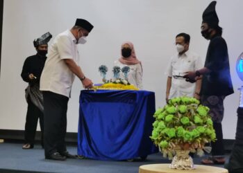 DR. IZANI Husin memotong pulut kuning sempena Majlis Sambutan Hari Perancangan Bandar Sedunia dan 100 Tahun Profesion Perancang Bandar Malaysia Peringkat Negeri Kelantan 2021 di Tunjong, Kota Bharu, Kelantan, hari ini. - UTUSAN/ROSALWANI CHE SOH