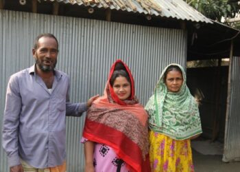 RUJINA Akhter bersama ayah dan ibunya di kediaman mereka di perkampungan Pirgacha yang terletak jauh di pedalaman Bangladesh. – AGENSI