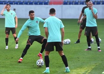 CRISTIANO Ronaldo gigih menjalani latihan menjelang pertemuan dengan Belgium di Stadium La Cartuja, Seville, Sepanyol pagi esok. - AFP