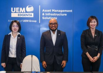 Ketua Pegawai Kewangan UEM Edgenta, Hilary Chua; Pengarah Urusan/Ketua Pegawai Eksekutif UEM Edgenta, Syahrunizam Samsudin dan Ketua, Strategi Korporat UEM Edgenta, Lim Su San membincangkan strategi dan pandangan syarikat semasa sesi Analyst and Media Briefing yang diadakan di Menara UEM semalam.