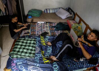 Pelajar universiti yang tidak mendapat asrama sanggup tinggal bersempit-sempit di rumah sewa kerana mahu menjimatkan kos.