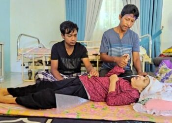 AMEER Romley dan anak lelakinya, Khairil Amrin Ameer menemani Shazirah Zakaria yang hanya mampu 
terlantar selepas kesihatannya merosot akbat kencing manis dan darah tinggi yang serius di rumahnya di 
Kampung Bechah Besar, Kupang, Kedah, semalam.