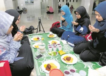 Antara sunat yang digalakkan kepada umat Islam adalah puasa hari Asyura dan membanyakkan puasa dalam bulan Muharam.