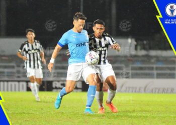 PENYERANG Berbisa PJ City, Darren Lok berjaya meledak hatrik dalam aksi menentang Terengganu di Stadium Majlis Bandaraya Petaling Jaya, malam ini.