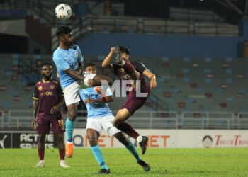 PEMAIN PJ City bersaing merebut bola dengan pemain Terengganu dalam aksi Liga Super di Stadium Majlis Bandaraya Petaling Jaya, malam ini.
