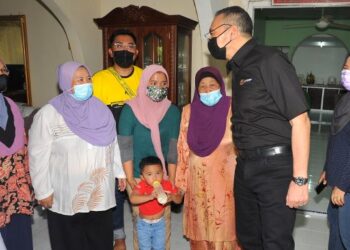 HISHAMMUDDIN Tun Hussein beramah mesra dengan penduduk ketika melakukan lawatan kerja ke Projek Jiwa Murni di Kampung Sri Tambak, Kluang di Johor, semalam. -UTUSAN/RAJA JAAFAR ALI