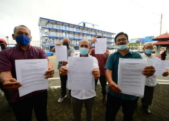ALBAKRI Salim (dua dari kiri) bersama ahli PKN Pahang membuat laporan polis terhadap Steven Chaw di IPD Kuantan, Pahang, hari ini. - UTUSAN/AJIE MUSTAFA