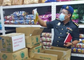 PEGAWAI penguat kuasa KPDNHEP memeriksa bekalan barangan keperluan asas di sebuah pasar raya mini di Seremban Negeri Sembilan, hari ini.- IHSAN KPDNHEP NEGERI SEMBILAN