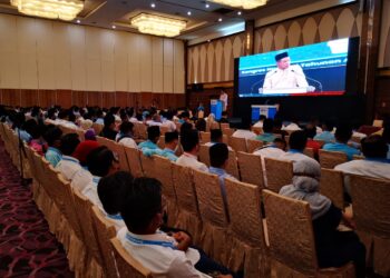 SERAMAI 380 perwakilan hadir dalam Kongres Nasional PKR Ke-16 peringkar AMK di Shah Alam, Selangor, hari ini. - UTUSAN / AFIQ RAZALI