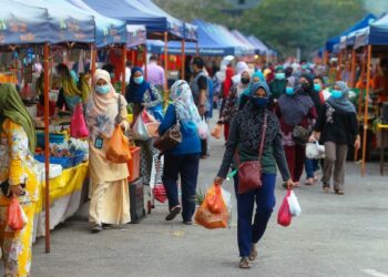 PENIAGA kecil dan PKS merupakan antara sektor paling terjejas
berikutan penutupan ekonomi akibat pandemik. – GAMBAR HIASAN