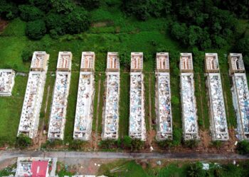 Pemandangan dari udara kawasan Kem Pusat Latihan Khidmat Negara (PLKN) Desa Rimba, Chenderoh di Kuala Kangsar dipenuhi semak-samun dan rosak ketika tinjauan Utusan Malaysia baru-baru ini.  – UTUSAN/ZULFACHRI ZULKIFLI