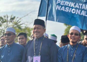 SHAHIDAN Kassim bersama calon-calon PN yang lain mencuri tumpuan di pusat penamaan calon di Politeknik Tuanku Syed Sirajuddin, Arau, Perlis.- UTUSAN/IZLIZAN OTHMAN