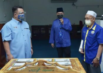 TUANKU SYED FAIZUDDIN PUTRA JAMALULLAIL (kiri) berkenan berangkat menyerahkan sumbangan agihan zakat MAIPs di Masjid Mahmudiah Bukit Keteri, Perlis hari ini.- UTUSAN