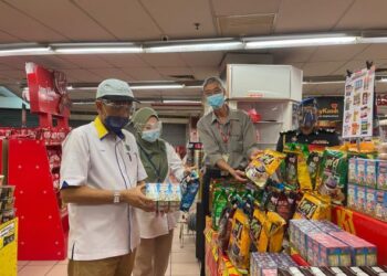 AZIZAN SULAIMAN (kiri) bersama Norazah Jaapar (tengah) pada majlis Pra Pelancaran Kempen Beli Barangan Malaysia (KBBM) di pasar raya The Store, Kompleks Kayangan Square di Kangar, Perlis hari ini.- UTUSAN/NAZLINA NADZARI