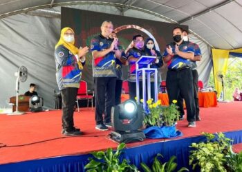 AZLAN Man (dua dari kiri) melihat gimik pelancaran Hari Belia Negara 2022 Peringkat Negeri Perlis di Felda Chuping, Padang Besar, Perlis hari ini.-UTUSAN/ASYRAF MUHAMMAD