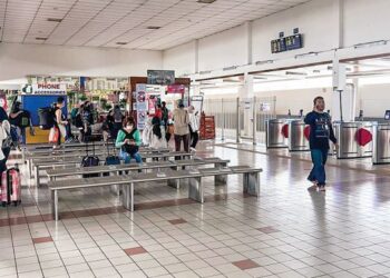 SUASANA di Stesen Padang Besar berada dalam keadaan terkawal dan pengunjung memilih menaiki van untuk ke Hatyai susulan perkhidmatan kereta api ditangguhkan sementara waktu. – FOTO/ASYRAF MUHAMMAD