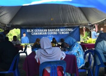 BAHANG PRU15 semakin terasa apabila parti-parti politik khususnya BN telah membuka bilik gerakan dalam menghadapi pilihan raya tersebut di Kampung Guring Tengah, Pauh, Arau, Perlis, semalam.- UTUSAN/IZLIZAN OTHMAN