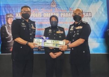 SURINA Saad (tengah) pada majlis serah terima tugas Ketua Polis Daerah Padang Besar yang baharu di IPD Padang Besar, Perlis hari ini. – FOTO/SYED AZLAN SAYID HIZAR
